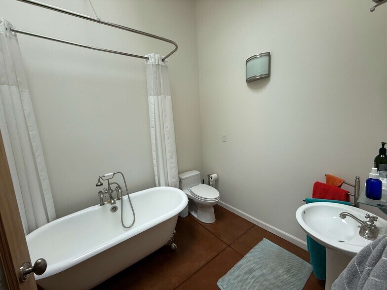 Building Photo - 2937 Lee Hill Dr