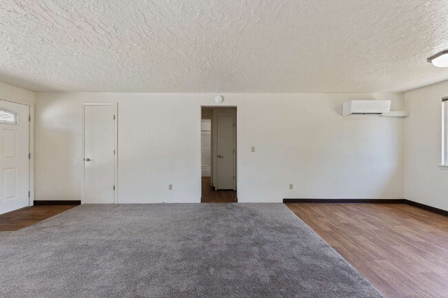Building Photo - 2 Bedroom Duplex **MOVE IN SPECIAL** $500 ...