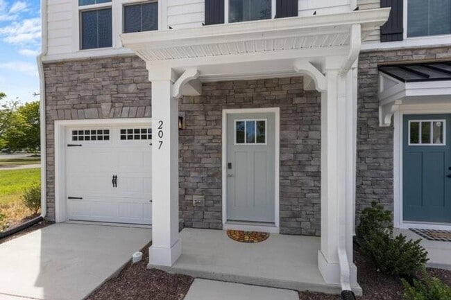 Building Photo - 207 Falcon Ave