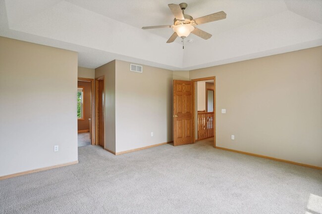 Building Photo - Gorgeous Single Family Home - June 1st Mov...
