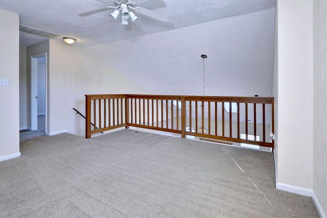 Building Photo - Convenient Coventry Condo