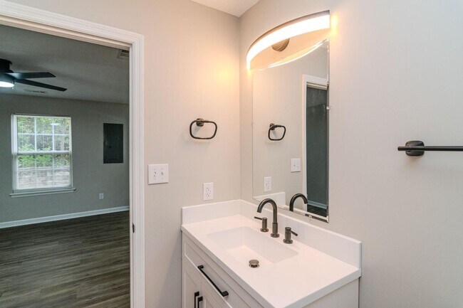 Building Photo - Beautifully updated 3 bedroom, 2.5 bath townhouse in a fantastic Lexington location!