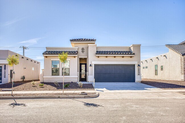 Building Photo - Beautiful East side House 4 bed-2.5 baths, part of The Overlook Casa Club that includes Swimming ...