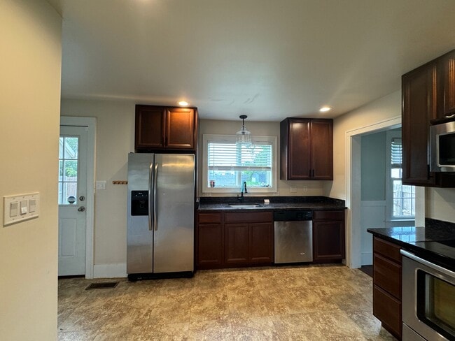 Building Photo - 129 Laurel Rd