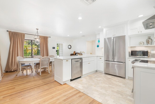 Building Photo - 240 Almeria Rd