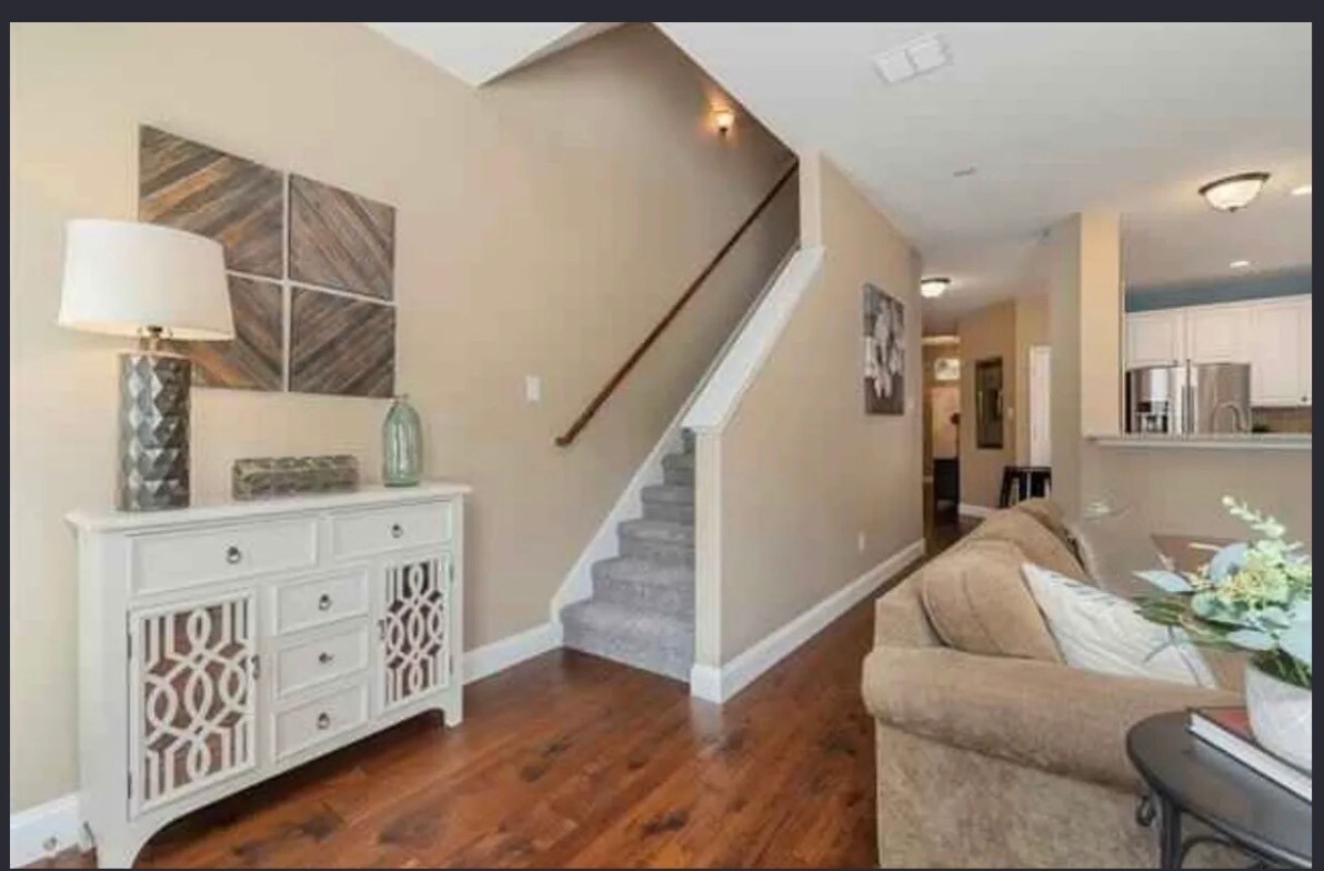 Building Photo - 2716 Zoeller Dr