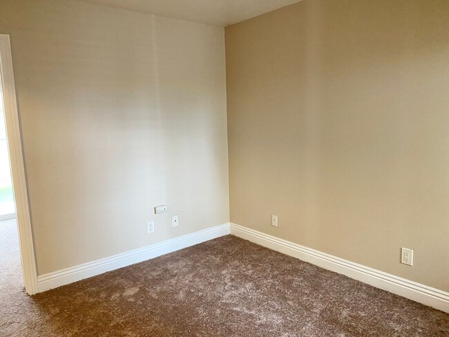 Building Photo - AFFORDABLE 1st Floor Condo & patio yard!