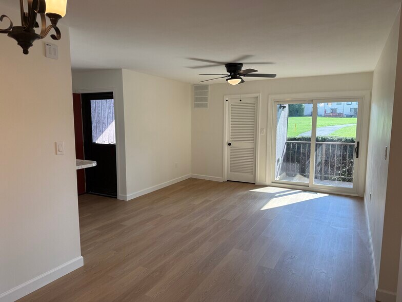 Building Photo - 35 Gena Ct