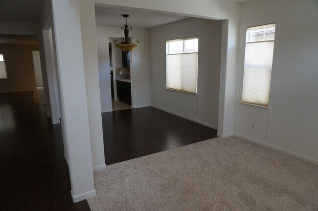 Building Photo - South Meadows Home