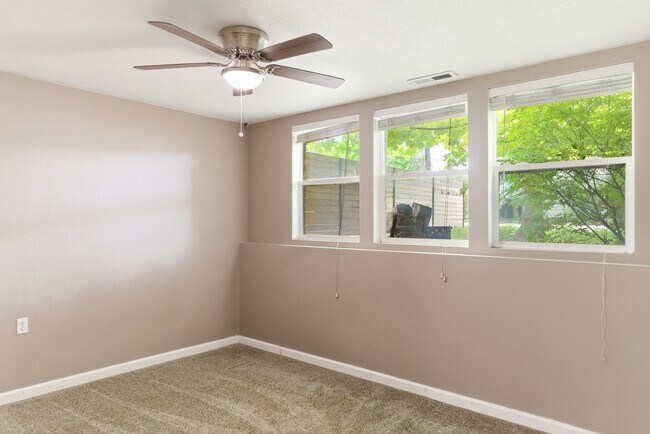 Building Photo - Spacious and versatile 6-bedroom, 2-bath split-level home