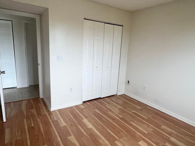 Building Photo - 900 Crestwood Ct S
