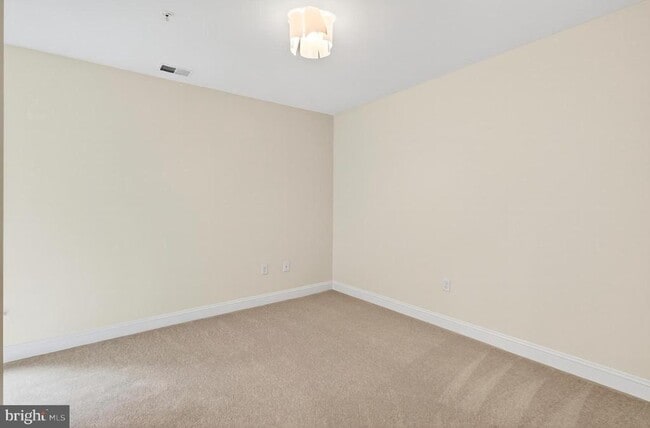 Building Photo - 322 N George Mason Dr