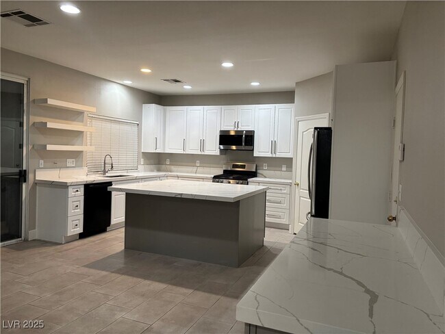 Building Photo - 675 Pacific Cascades Dr