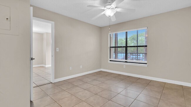 Building Photo - Charming 1BD/1BTH Ground Level Condo in St...