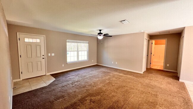 Building Photo - 3 BD/2BA Home in Beautiful Ocklawaha Ready for Move-In