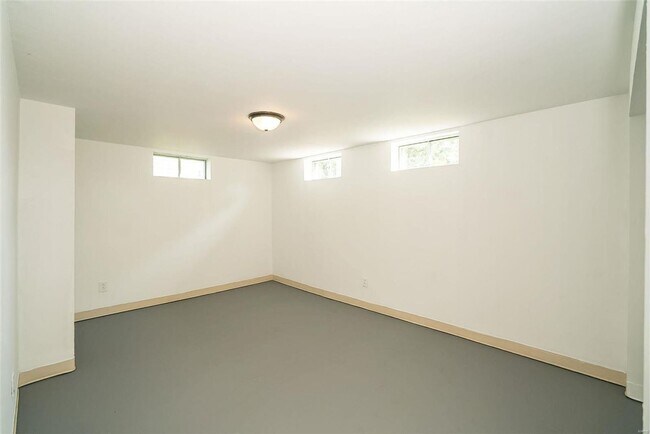 Building Photo - 1060 Kingsbrook Ln