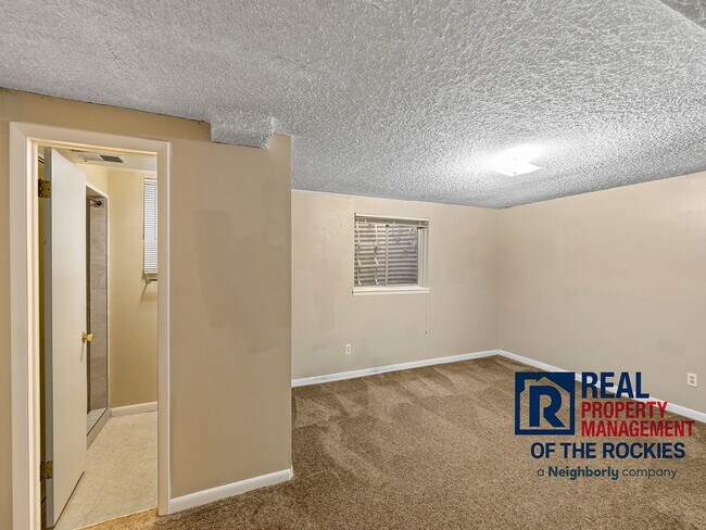 Building Photo - Recently Updated 4 Bed 3 Bath House in W. ...