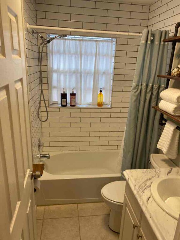 Building Photo - 610 1st Ave NE