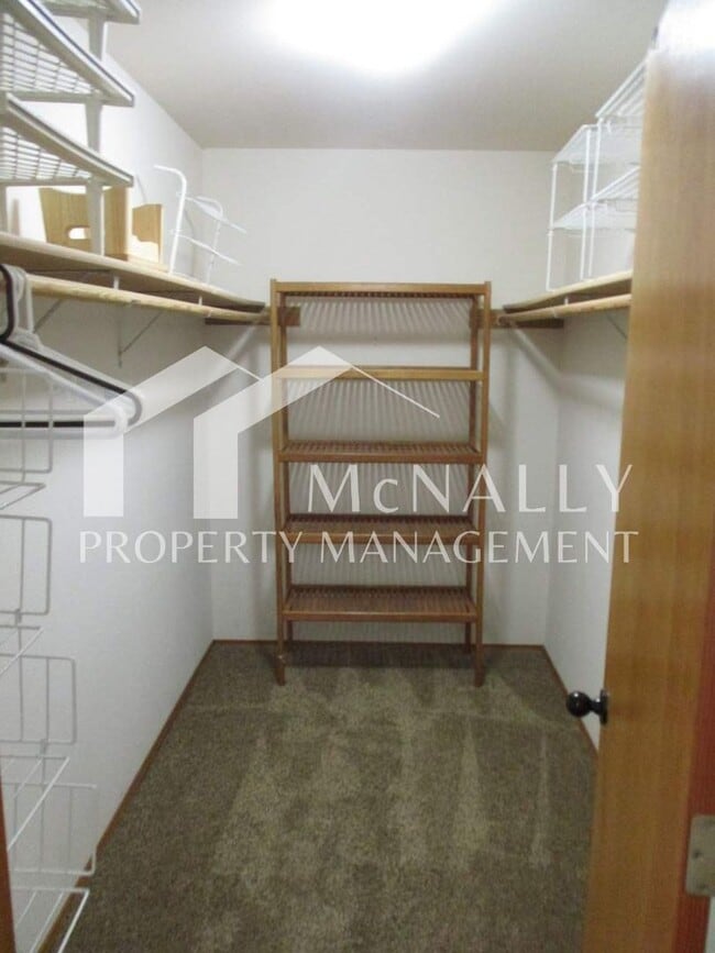 Building Photo - Charming 2 Bedroom 2 Bath Duplex