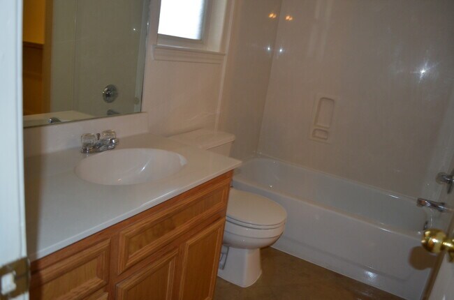 Building Photo - 928 Rosewood Dr