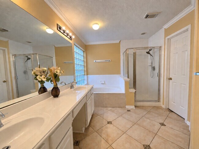 Building Photo - 2610 Parkbriar Ln