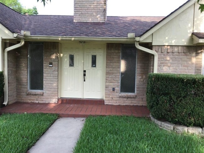 Building Photo - 1215 Ashwood Dr