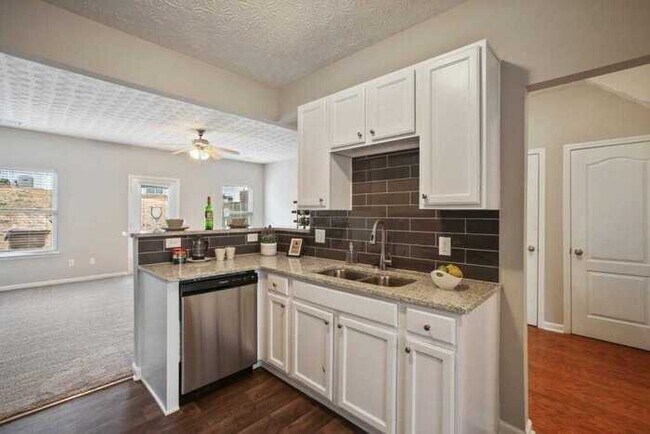Building Photo - Fantastic 3bd/2.5ba home! Coming soon!