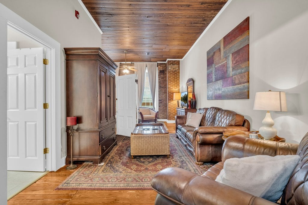 Building Photo - 515 College St