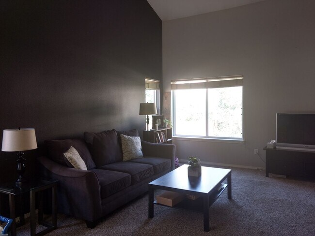 Building Photo - Beautiful 3B/2.5B Home in Ridge Crest Neighborhood - Ready for Move-in