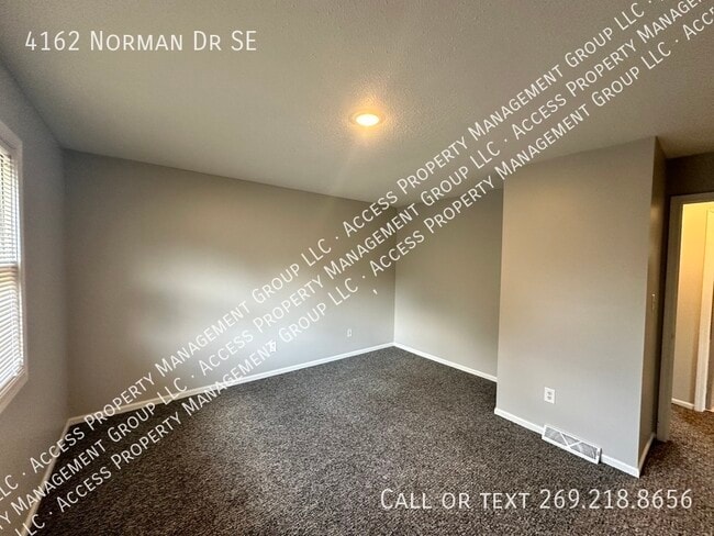 Building Photo - SE Side Update Two Bedroom Duplex