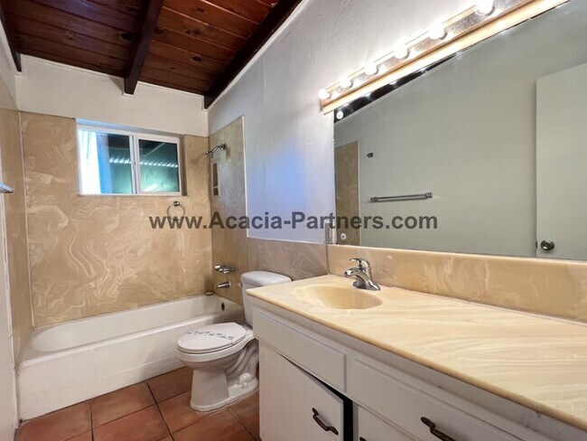 Building Photo - Great Central Home on Large Lot
