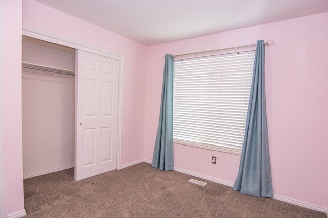 Building Photo - Gorgeous Bountiful Home w/ Solar & 3 Car Garage