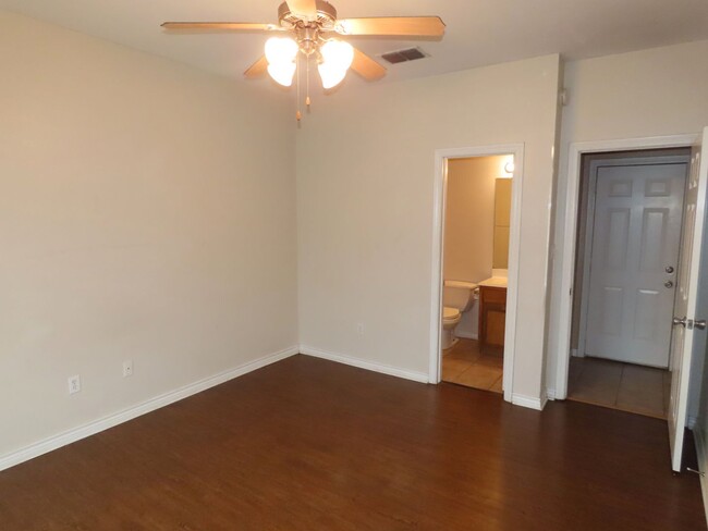 Building Photo - Beautiful 3 Bedroom, 2 Bath Duplex in Lind...