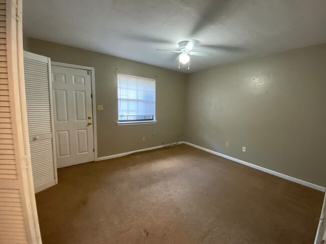 Building Photo - 2/2 Townhome in Continental Oaks Community...