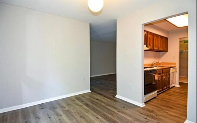 Building Photo - Well-Appointed 2 Bed 1 Bath Condo In Vibra...