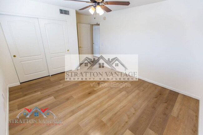 Building Photo - 960 E Constitution Dr