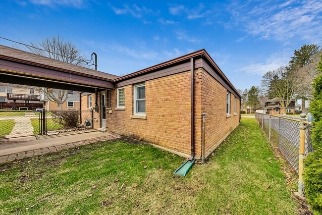 Building Photo - 733 E Rockland Rd