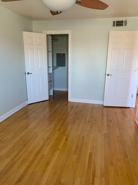 Master bedroom (view of walk-in closet) - 601 Quincy Bridge Ln