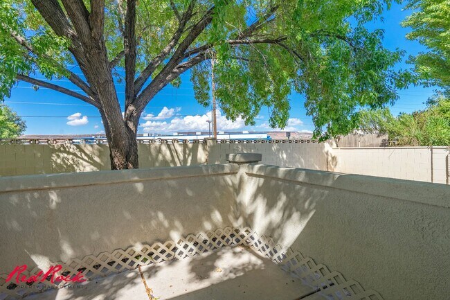 Building Photo - Pet Friendly! 3 Bedroom Single-Level Condo in St. George!