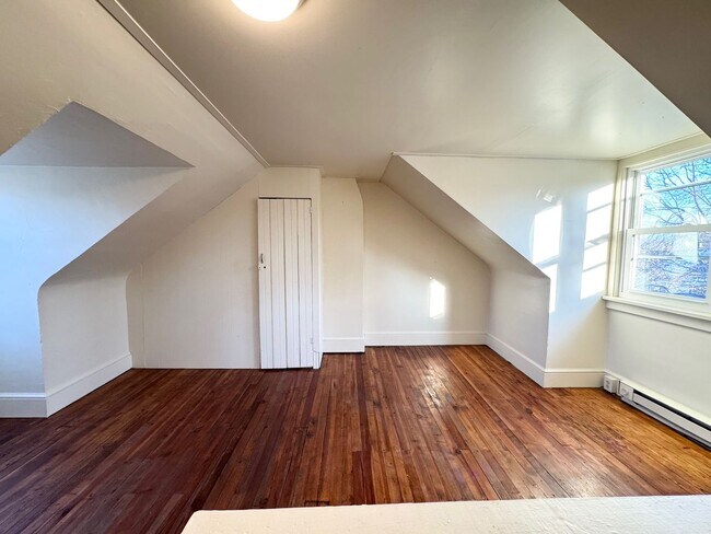 Building Photo - 4 Bedroom Townhome