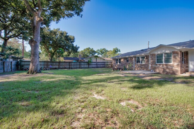 Building Photo - 7710 Charter Oaks Dr