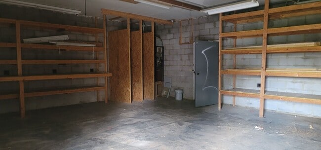 Building Photo - Home with a Huge Shop!