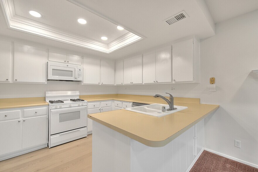 Building Photo - 26222 Fern Glen