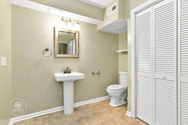 Building Photo - 7088 Wateredge Dr
