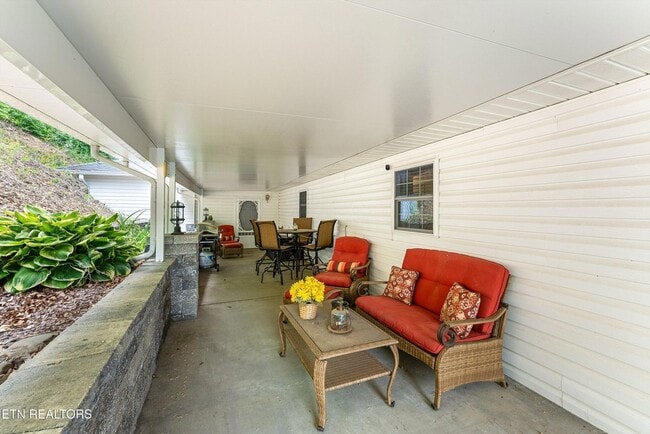 Building Photo - 519 Country Oaks Dr