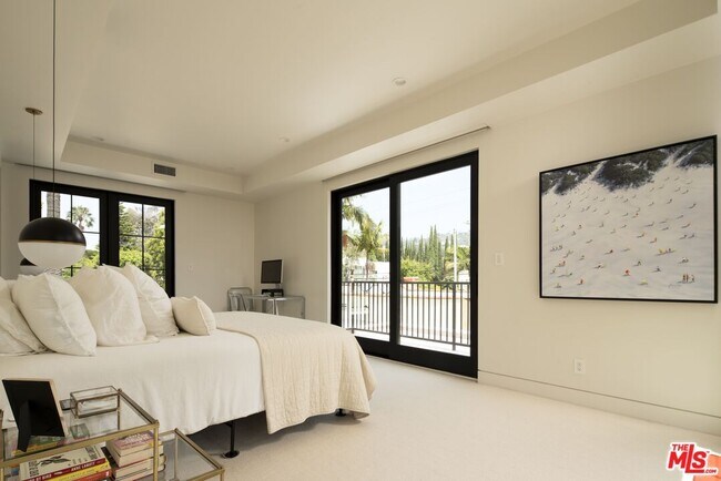 Building Photo - 730 Westbourne Dr