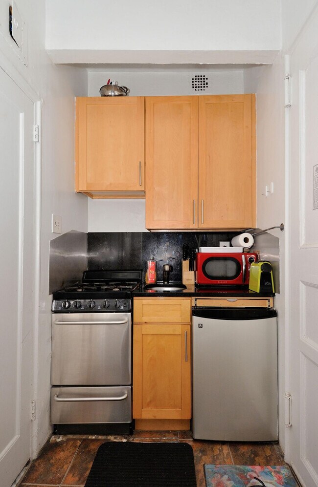 Building Photo - 120 E 40th St