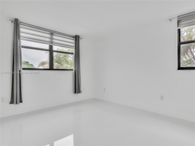 Building Photo - 7125 Bay Dr