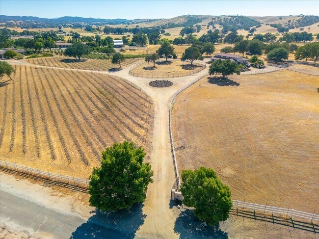 Building Photo - 6750 Golden Pheasant Ln