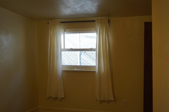 Building Photo - Spacious 3 bedroom, 1 bathroom renovated home